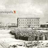 La stessa corso Cavour era ancora una strada sterrata: una foto di quegli anni mostra le basole di pietra lavica (visibili fino agli anni 60 del 900) ancora da posare sulla carreggiata